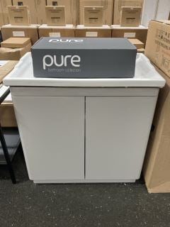 (COLLECTION ONLY) FLOOR STANDING 2 DOOR SINK UNIT IN GLOSS LIGHT GREY WITH A 820 X 480MM 3TH CERAMIC BASIN COMPLETE WITH A DECK MOUNTED BASIN MIXER IN CHROME WITH SPRUNG WASTE - RRP £865: LOCATION -