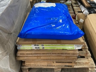 PALLET OF ASSORTED ITEMS TO INCLUDE LINDAM SAFETY GATE: LOCATION - B6 (KERBSIDE PALLET DELIVERY)