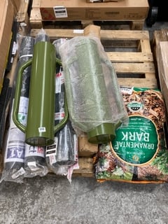 PALLET OF ASSORTED GARDEN ITEMS TO INCLUDE FENCE POST RAMMER: LOCATION - A6