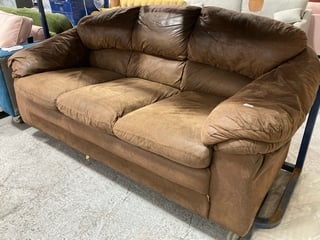 TRADITIONAL VINTAGE STYLE 3 SEATER SOFA IN BROWN: LOCATION - D3