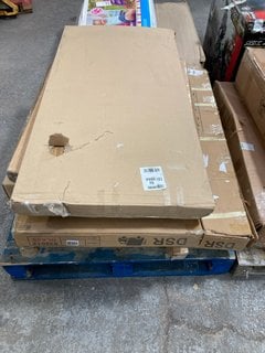 PALLET OF ASSORTED ITEMS TO INCLUDE COFFEE TABLE IN DARK OAK: LOCATION - A4