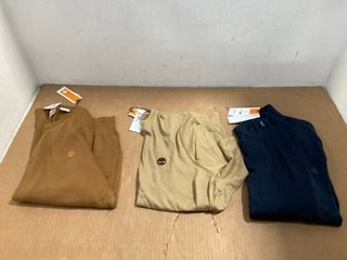 3 X ASSORTED TIMBERLAND CLOTHING ITEMS TO INCLUDE CREW NECK KNITTED JUMPER IN TAN - UK M: LOCATION - C4