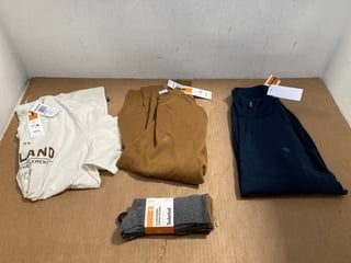 4 X ASSORTED TIMBERLAND CLOTHING ITEMS TO INCLUDE LOGO CREW NECK T-SHIRT IN WHITE - UK XL: LOCATION - C4