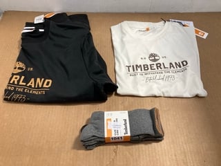 3 X ASSORTED TIMBERLAND CLOTHING ITEMS TO INCLUDE LOGO CREW NECK SWEATSHIRT IN BLACK - UK XL: LOCATION - C4