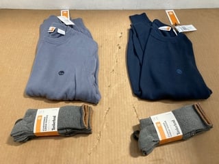 4 X ASSORTED TIMBERLAND CLOTHING ITEMS TO INCLUDE 2 X PACKS OF 3 CUSHIONED CREW SOCKS IN GREY - SIZE M: LOCATION - C4