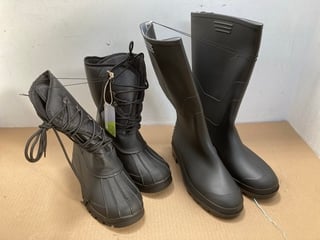 PAIR OF MOUNTAIN WAREHOUSE PLOUGH SNOW BOOTS IN BLACK - UK 9 TO ALSO INCLUDE MOUNTAIN WAREHOUSE WADE WELLIES IN BLACK - UK 11: LOCATION - C3