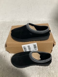 BLACK UGG SLIP ON SLIPPERS WITH FLUFFY INSOLES - SIZE 5: LOCATION - WA5