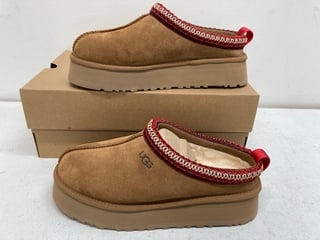 UGG W TAZZ FUR LINED SLIPPERS IN CHESTNUT - UK SIZE 6 : RRP £105.00: LOCATION - BOOTH