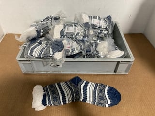 QTY OF MENS PUTUO FLUFFY SOCKS IN NAVY/WHITE - SIZE UK 5.5 - 10.5: LOCATION - A17