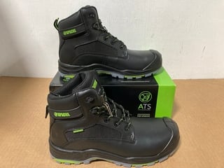 APACHE MENS DAKOTA ACTION LEATHER STEEL TOE CAP WORKING BOOTS IN BLACK - SIZE UK 11: LOCATION - A16