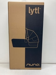 NUNA LYTL CARRYCOT IN BISCOTTI ( SEALED) - RRP£200.00: LOCATION - BOOTH