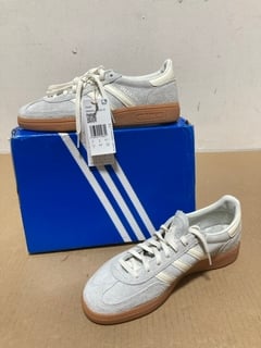 ADIDAS WOMENS HANDBALL SPEZIAL SNEAKER IN OFF WHITE UK SIZE 6: LOCATION - B1