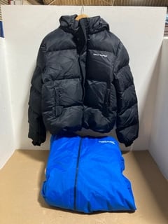 REGATTA ADULT WATERPROOF ROBE IN OXFORD BLUE UK SIZE L/XL TO INCLUDE DAILY PAPER PUFFER COAT IN BLACK UK SIZE M: LOCATION - B1