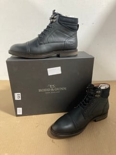 RODD & GUNN MENS DUNEDIN MILITARY BOOTS IN ONYX WASH UK SIZE 8 RRP £169: LOCATION - B2