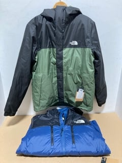 THE NORTH FACE MENS COAT IN BLACK/GREEN UK SIZE M TO INCLUDE THE NORTH FACE MENS LIGHTWEIGHT JACKET IN NAVY UK SIZE M: LOCATION - B3