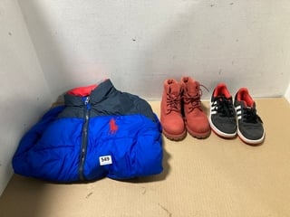 3 X ASSORTED CHILDRENS CLOTHING IN VARIOUS SIZES TO INCLUDE PAIR OF ADIDAS LACE UP TRAINERS IN NAVY/WHITE/RED - SIZE UK 3: LOCATION - B4