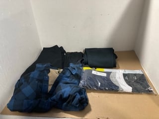 QTY OF ASSORTED MENS CLOTHING IN VARIOUS SIZES TO INCLUDE PAIR OF NIKE MENS JOGGING BOTTOMS IN BLACK - SIZE UK LARGE: LOCATION - B4