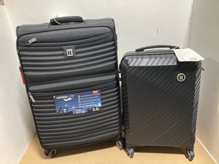 IT PRECURSOR 4 WHEELED LARGE SUITCASE IN BLACK TO ALSO INCLUDE IT RECLINE 4 WHEELED HARD SHELL CABIN CASE IN BLACK: LOCATION - B5