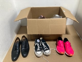 QTY OF ASSORTED MENS & WOMENS FOOTWEAR IN VARIOUS SIZES TO INCLUDE PAIR OF MENS ZARA LEATHER LACE UP SHOES IN BLACK - SIZE UK 11.5: LOCATION - B5