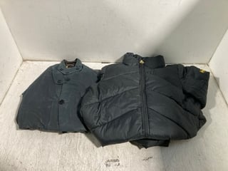 BARBOUR MENS LONG SLEEVED WAXED JACKET IN BLUE - SIZE UK SMALL TO ALSO INCLUDE BARBOUR WOMENS PUFFER JACKET IN BLACK - SIZE UK 14: LOCATION - B6