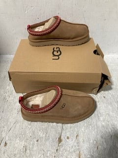 UGG WOMENS K TAZZ SLIPPERS IN CHESTNUT - SIZE UK 4: LOCATION - B6