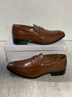 MAD WAX MENS SLIP ON LEATHER LOAFERS IN TAN - SIZE UK 9: LOCATION - B8