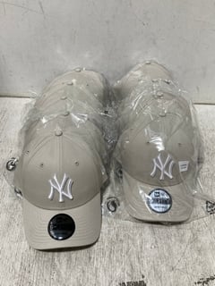 10 X NEW ERA NEW YORK YANKEES ESSENTIAL 9FORTY CAPS IN STONE - SIZE 08FM - COMBINED RRP £230: LOCATION - B9