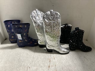 3 X SHOES IN VARIOUS SIZES TO INCLUDE NAVY DOG PATTERNED WELLIES - SIZE UK 6: LOCATION - WA1