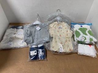 QTY OF ASSORTED BABY CLOTHING IN VARIOUS SIZES TO INCLUDE JOHN LEWIS & PARTNERS 2 PACK COTTON HOODIES IN NAVY/BEIGE - SIZE UK 12-18 MONTHS: LOCATION - B13