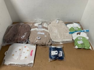 QTY OF ASSORTED BABY CLOTHING IN VARIOUS SIZES TO INCLUDE PAIR OF MATT KEELY LION PRINT BABY BOOTS IN NAVY - SIZE UK 12-18 MONTHS: LOCATION - B13