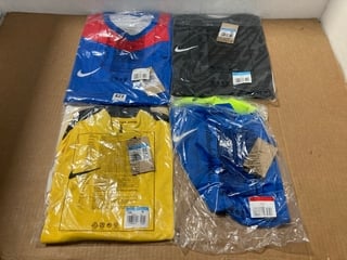 4 X ASSORTED MENS NIKE CLOTHING IN VARIOUS SIZES TO INCLUDE NIKE PARK DERBY IV FOOTBALL SHIRT IN ROYAL BLUE/UNI RED - SIZE UK 3XL: LOCATION - C14