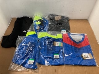 6 X ASSORTED MENS NIKE CLOTHING IN VARIOUS SIZES TO INCLUDE NIKE DRI-FIT STRIKJE 24 PANTS IN BLACK - SIZE UK XXL: LOCATION - C14