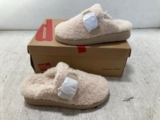 FITFLOP GEN-FF BUCKLE CURLY-SHEARLING LEATHER MULES IN STONE BEIGE - SIZE UK 6: LOCATION - C13