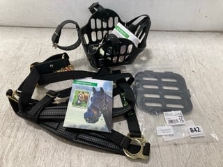 3 X ASSORTED PET ITEMS TO INCLUDE GREENGUARD HEADCOLLAR FOR HORSES IN BLACK: LOCATION - C13