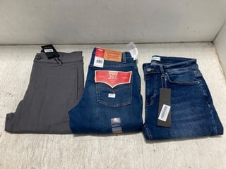 3 X ASSORTED MENS CLOTHING IN VARIOUS SIZES TO INCLUDE PAIR OF LEGEND SLIM FIT DENIM JEANS IN DARK BLUE - SIZE UK 30/32W: LOCATION - C10