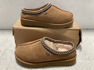 UGG WOMENS TASMAN SLIPPERS IN CHESTNUT - SIZE UK 5 - RRP £100: LOCATION - C10