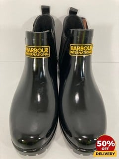 BARBOUR INTERNATIONAL WOMEN'S ASSEN CHELSEA WELLIES IN BLACK - UK 7 - RRP £54.95: LOCATION - LUX