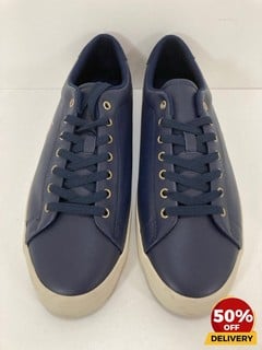 POLO RALPH LAUREN MEN'S LONGWOOD PERFORATED LEATHER LOW TOP TRAINERS IN NEWPORT NAVY - UK 11 - RRP £85: LOCATION - LUX