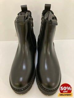 TOMMY JEANS - URBAN CHELSEA BOOTS IN BLACK UK SIZE 6: LOCATION - LUX