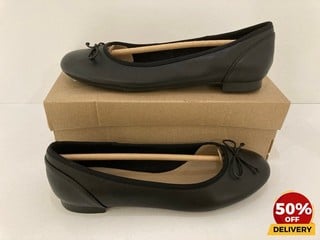 CLARKS WOMEN'S COUTURE LEATHER BALLET FLATS IN BLACK - UK 5 - RRP £45: LOCATION - LUX