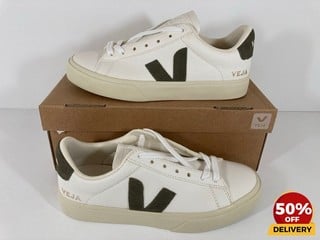 VEJA WOMEN'S CAMPO CHROME FREE LEATHER TRAINERS IN EXTRA WHITE/KHAKI - UK 5 - RRP £125: LOCATION - LUX