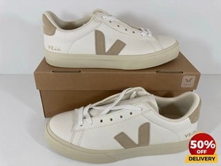 VEJA WOMEN'S CAMPO CHROME FREE LEATHER TRAINERS IN EXTRA WHITE/ALMOND - UK 7 - RRP £130: LOCATION - LUX