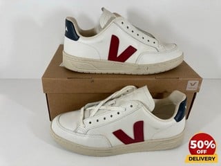 VEJA MEN'S V-12 LEATHER TRAINERS IN EXTRA WHITE/MARSALA/NAUTICO - UK 7 - RRP £150: LOCATION - LUX