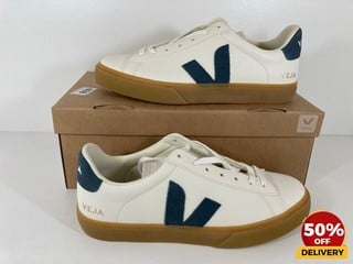 VEJA MEN'S CAMPO CHROME FREE LEATHER TRAINERS IN EXTRA WHITE/CALIFORNIA/NATURAL - UK 7 - RRP £140: LOCATION - LUX