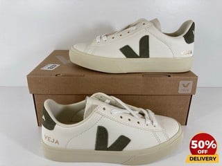 VEJA WOMEN'S CAMPO CHROME FREE LEATHER TRAINERS IN EXTRA WHITE/KHAKI - UK 2 - RRP £140: LOCATION - LUX