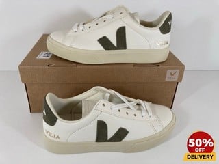 VEJA WOMEN'S CAMPO CHROME FREE LEATHER TRAINERS IN EXTRA WHITE/KHAKI - UK 2 - RRP £140: LOCATION - LUX