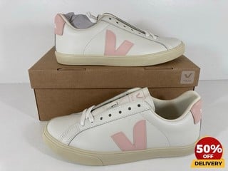 VEJA WOMEN'S ESPLAR LEATHER LOW TOP TRAINERS IN EXTRA WHITE/PETALE - UK 4 - RRP £120: LOCATION - LUX