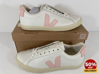 VEJA WOMEN'S ESPLAR LEATHER LOW TOP TRAINERS IN EXTRA WHITE/PETALE - UK 6 - RRP £120: LOCATION - LUX