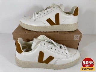 VEJA WOMEN'S V-12 LEATHER TRAINERS IN EXTRA WHITE/CAMEL - UK 6 - RRP £150: LOCATION - LUX