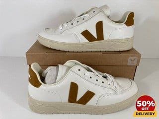 VEJA WOMEN'S V-12 LEATHER TRAINERS IN EXTRA WHITE/CAMEL - UK 6 - RRP £150: LOCATION - LUX